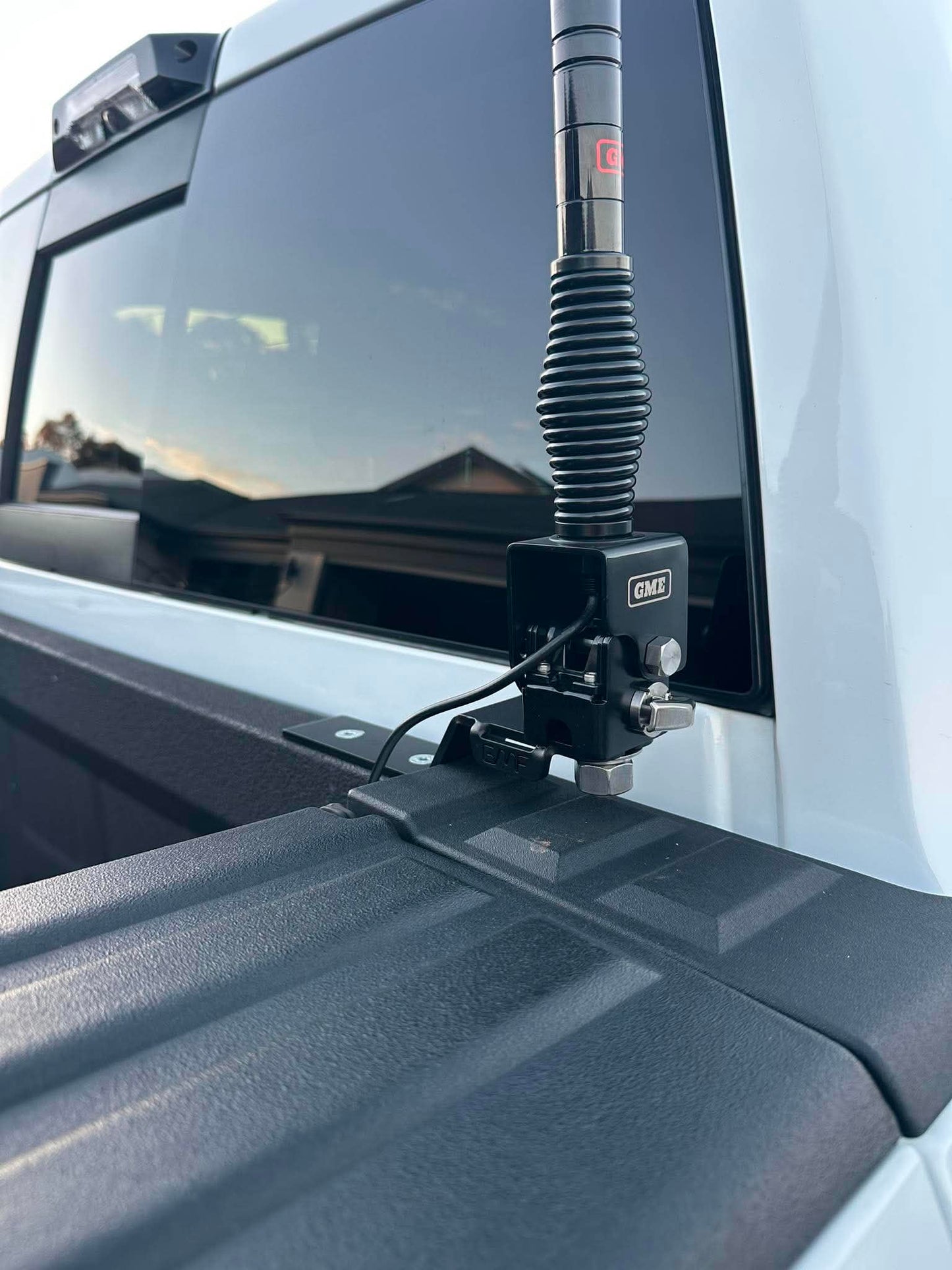 Dodge RAM 2500 DT 2019+ (Fifth Gen & Sixth Gen) with RAM BOX UHF Tub Bracket  208-TB